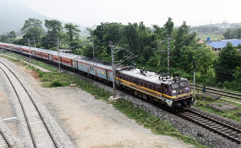 भारी बारिश के चलते एक ट्रेन का समय पुनर्निर्धारित व एक रद्द