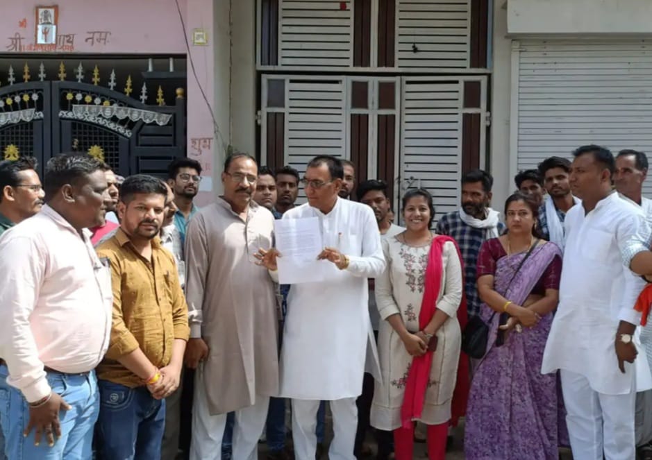 राजगढ़ः बिजली कंपनी के आउटसोर्स कर्मचारियों ने राज्यमंत्री से की मुलाकात
