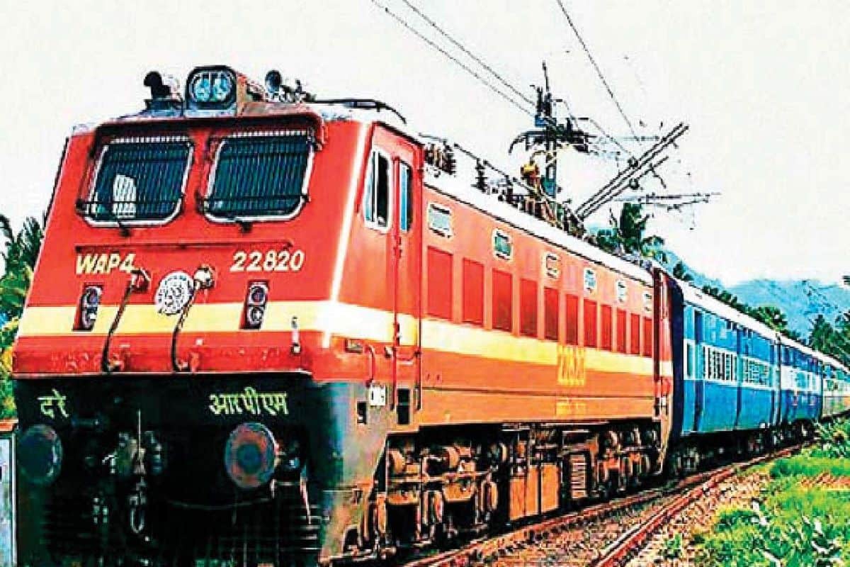 दादर एक्सप्रेस में महिला के लाखों रुपये के गहने व डॉलर चोरी