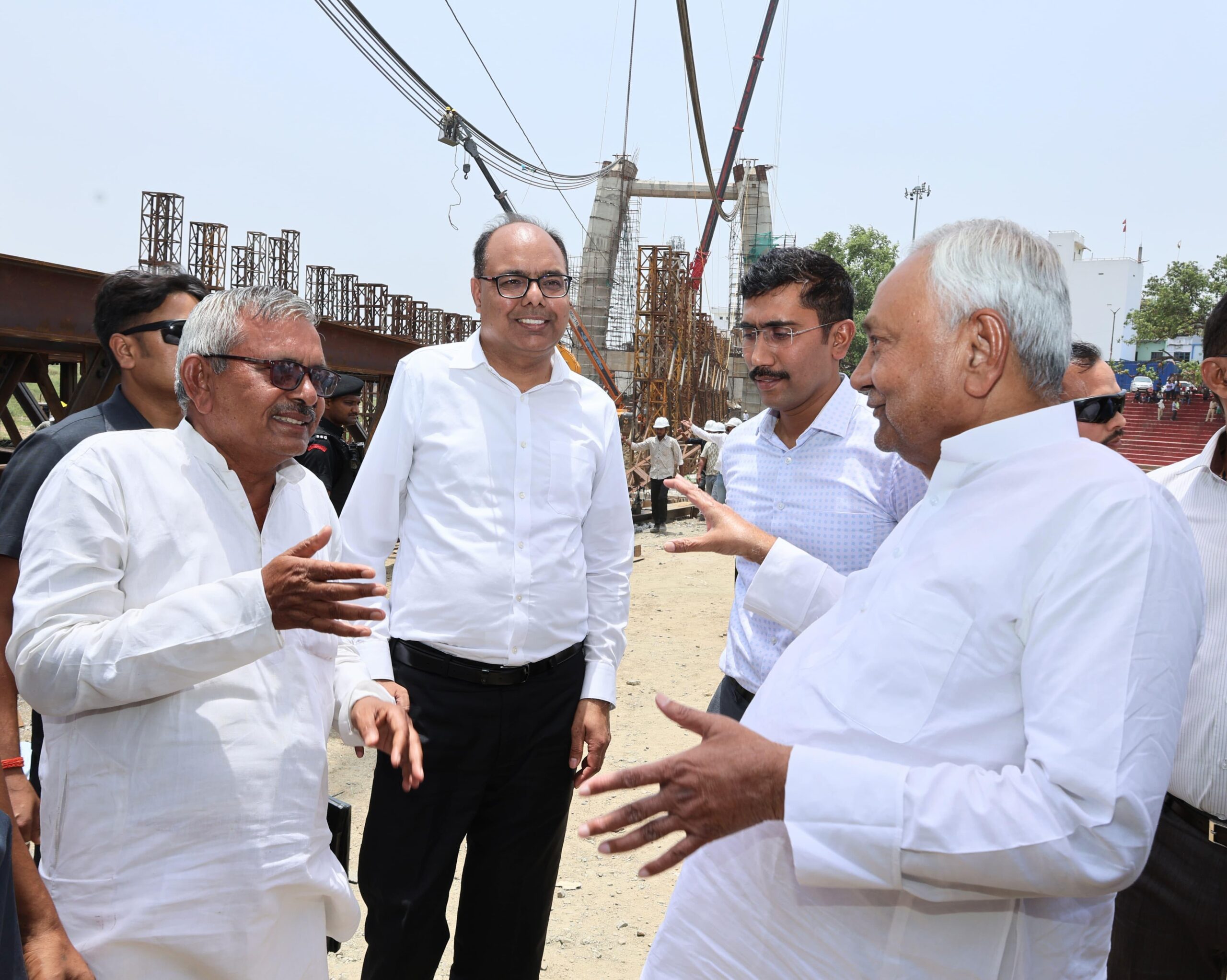 मुख्यमंत्री नीतीश कुमार ने श्योपारा-मेहुली एलिवेटेड रोड, पुनपुन में लक्ष्मण झूला के निर्माण कार्य का निरीक्षण किया