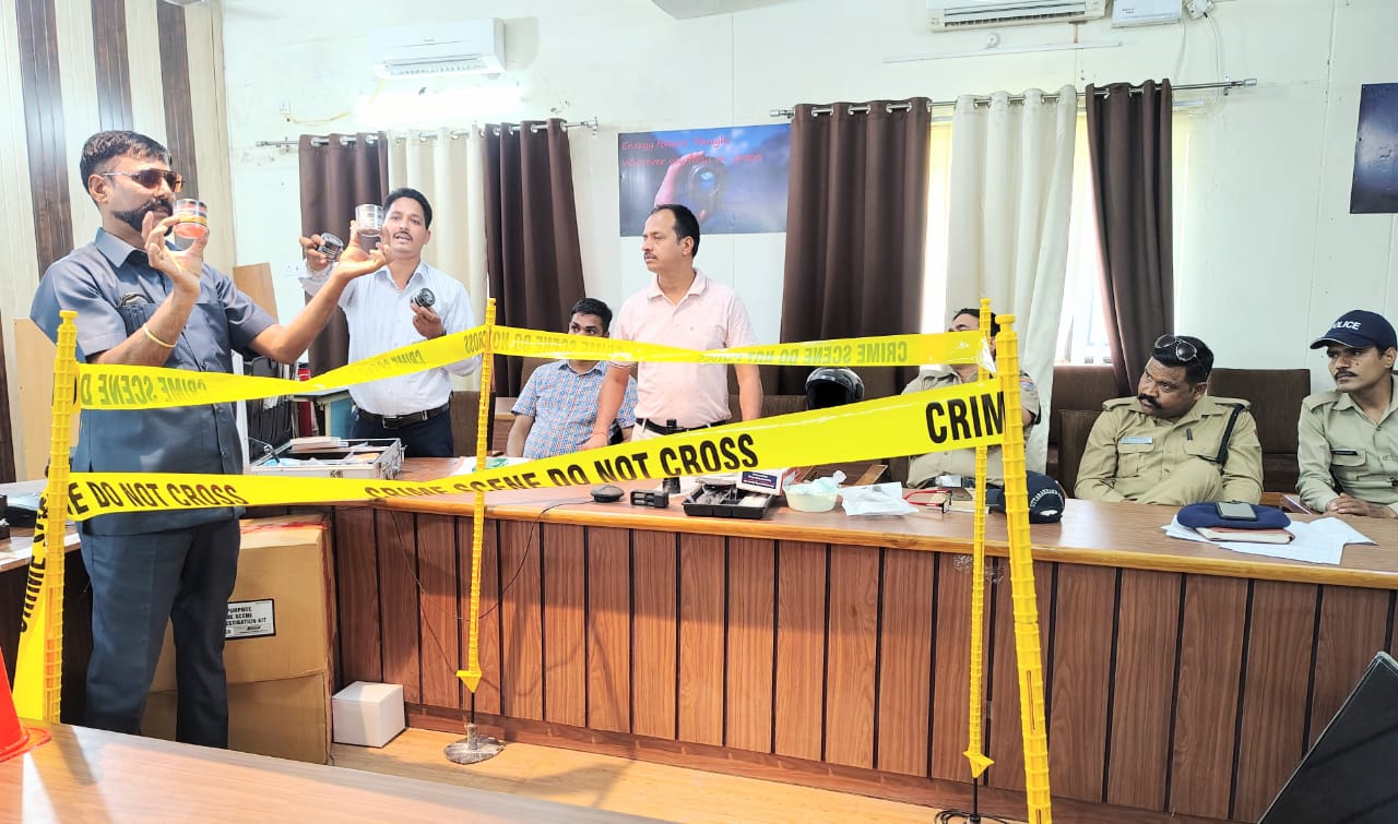 पुलिस को प्रशिक्षण देते हुए पुलिस को प्रशिक्षण देते हुए