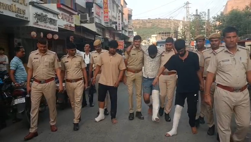 सोशल मीडिया पर सक्रिय थे हत्या के आरोपित, लोगों में भय कम करने पुलिस ने बाजार में निकाला जुलूस