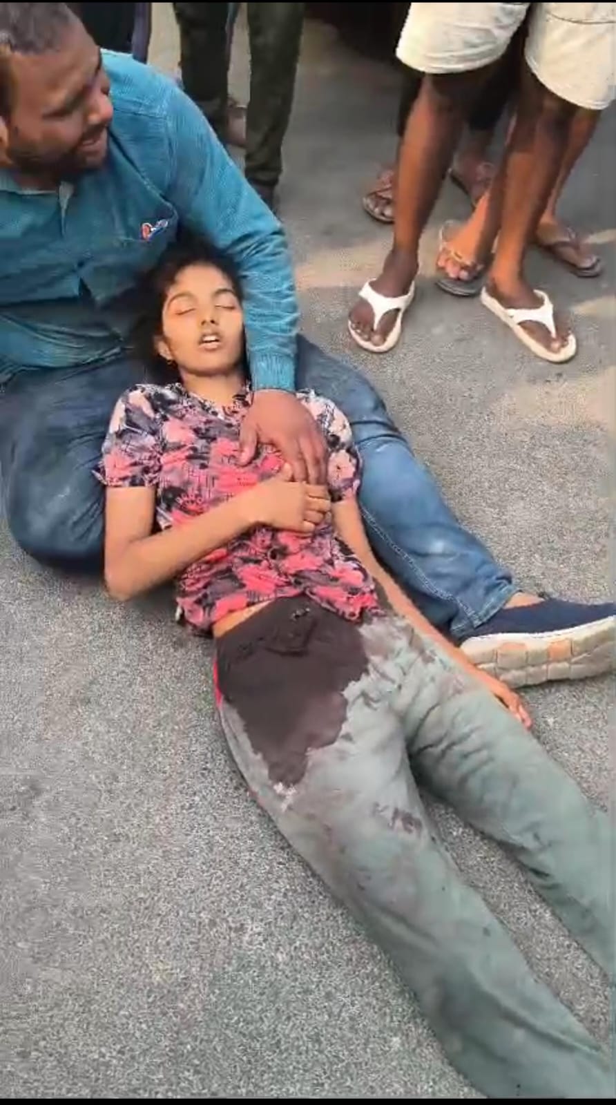 चाकुओं से गोदकर नाबालिग की हत्या