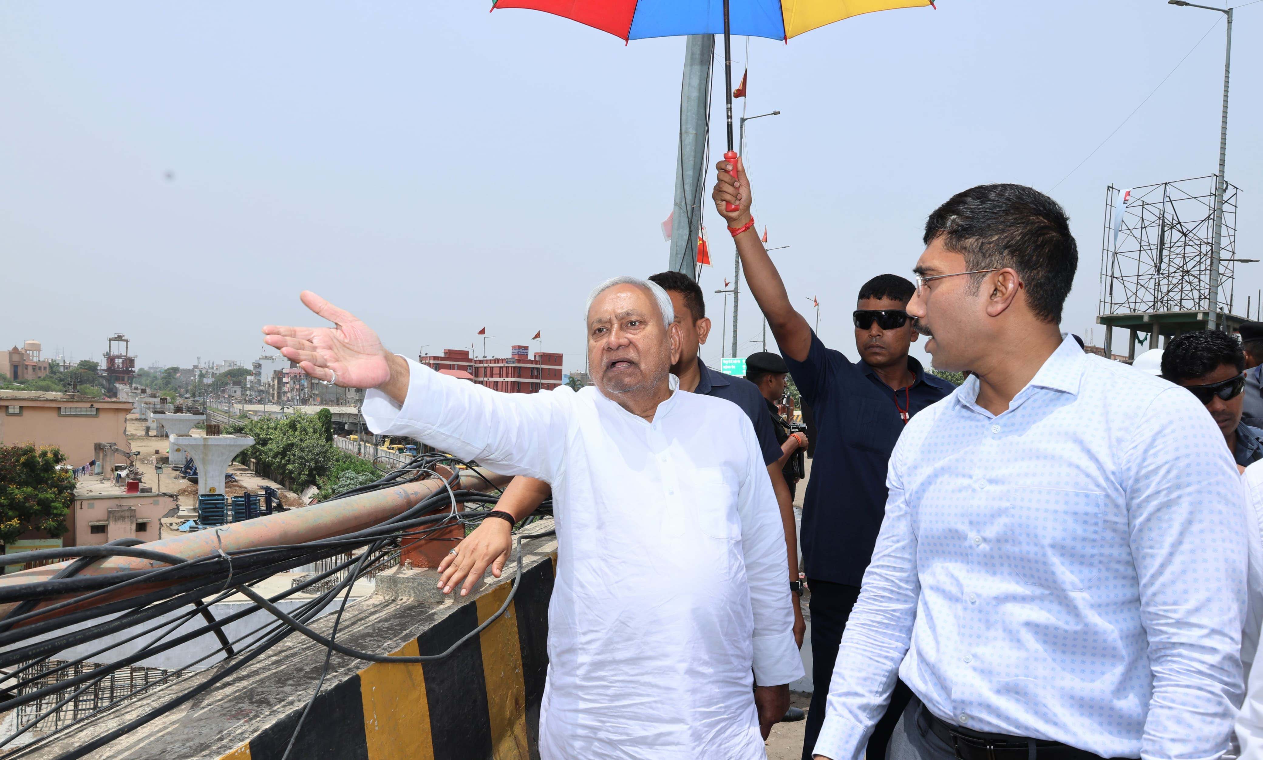 मुख्यमंत्री नीतीश कुमार ने श्योपारा-मेहुली एलिवेटेड रोड, पुनपुन में लक्ष्मण झूला के निर्माण कार्य का निरीक्षण किया। मुख्यमंत्री नीतीश कुमार ने श्योपारा-मेहुली एलिवेटेड रोड, पुनपुन में लक्ष्मण झूला के निर्माण कार्य का निरीक्षण किया।