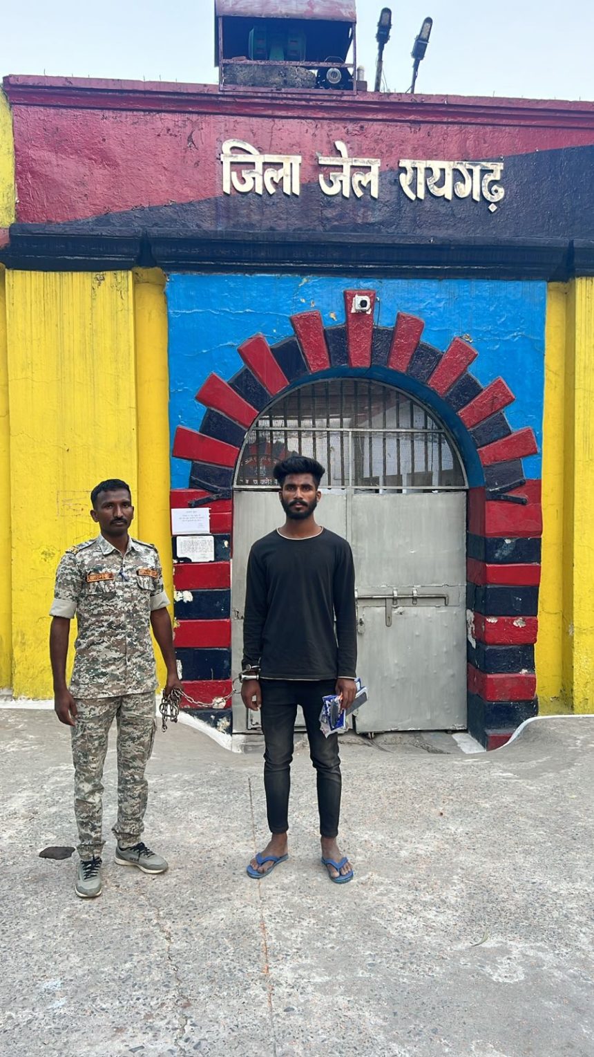 पानी पीने के बहाने कोर्ट से भागा था आरोपित, पुलिस ने गांव में दबिश देकर किया गिरफ्तार