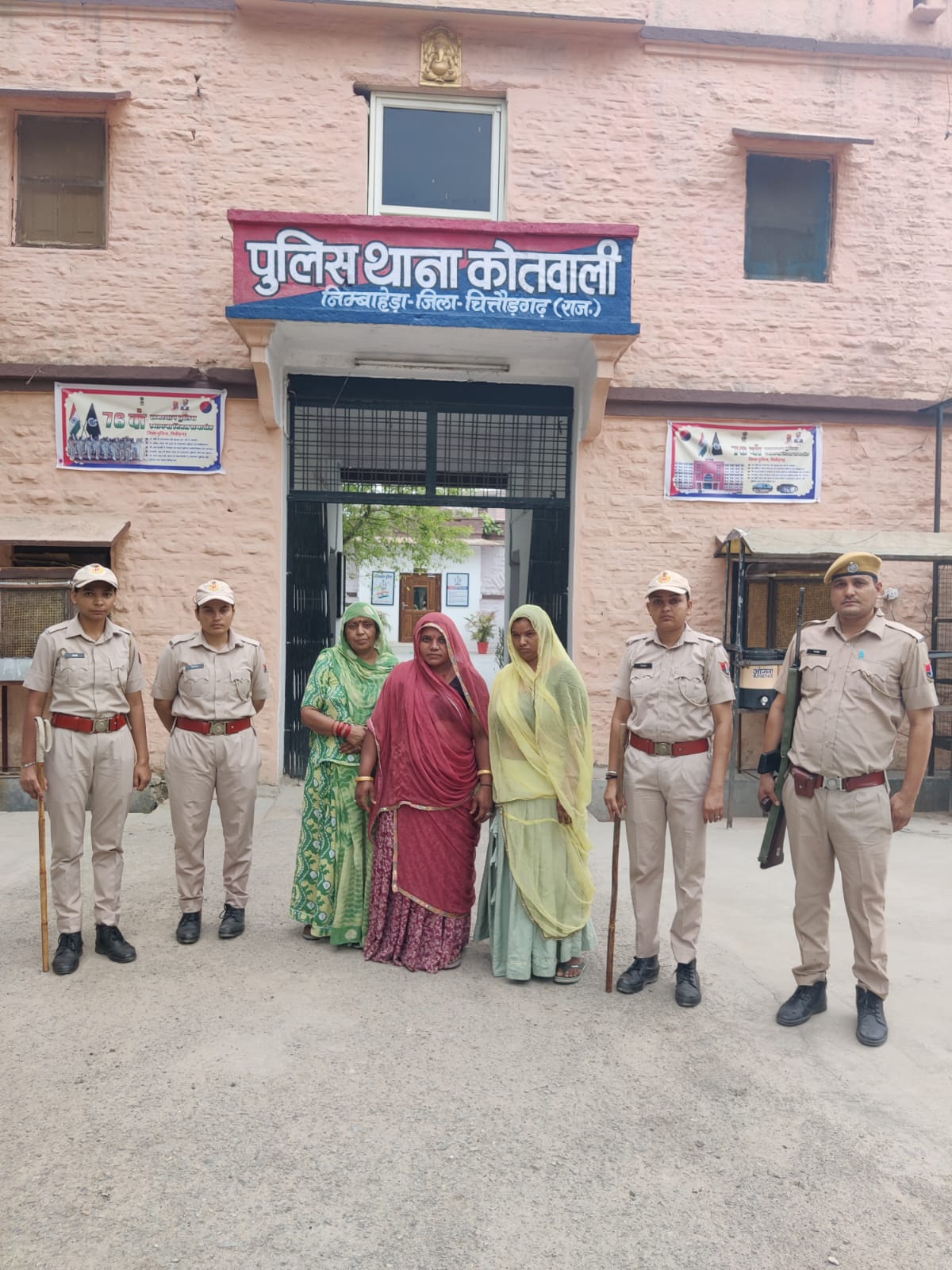 जमीन बेचान में फर्जीवाडा, पांच जनों से 23 लाख की ठगी, तीन महिलाएं गिरफ्तार