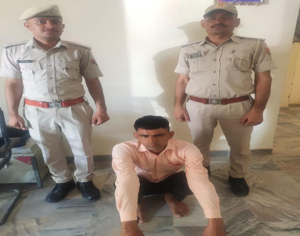 दो साल से फरार दस हजार के इनामी तस्कर को पकड़ा