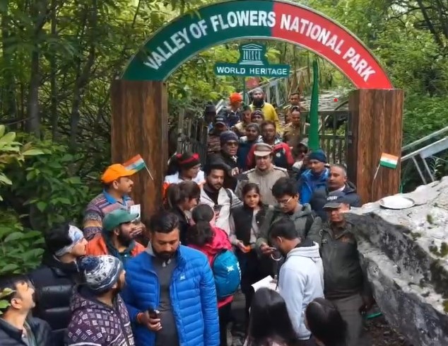 उत्तराखंड के चमोली जिले की विश्व प्रसिद्ध फूलों की घाटी पर्यटकों के लिए खुली