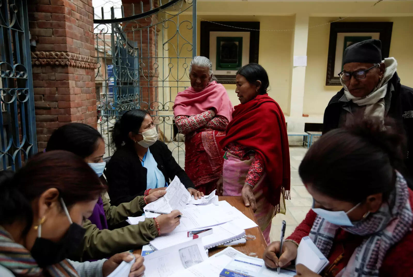 भारत से लौटीं पांच महिलाएं कोरोना संक्रमित, सीमा क्षेत्रों में हेल्थ अलर्ट जारी