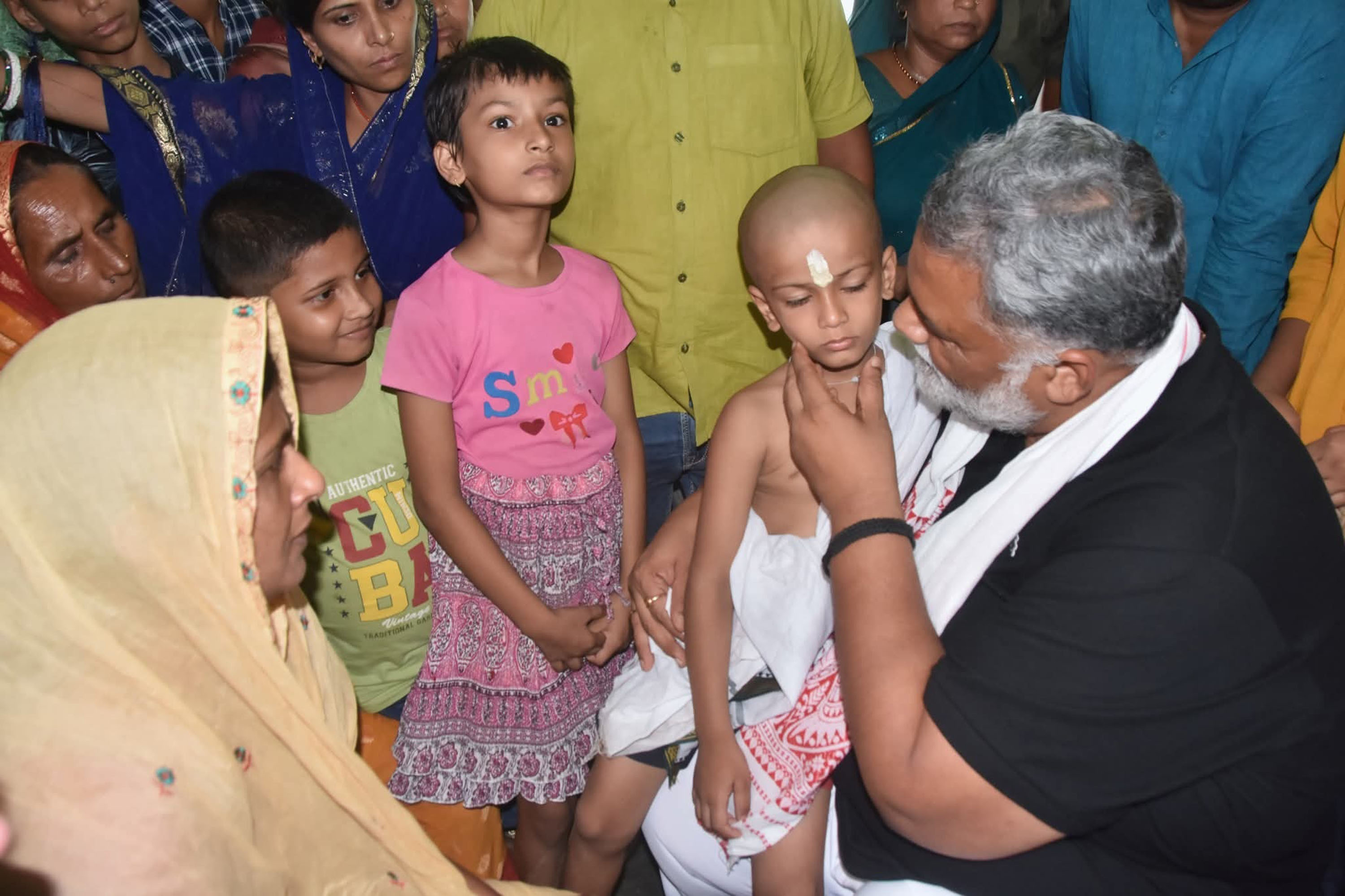 जम्मू-कश्मीर के नौशेरा सेक्टर में सर्च ऑपरेशन के दौरान आतंकियों के साथ क्रॉस फायरिंग में शहीद हुए हवलदार आर्मी संतोष यादव   परिजन को सांत्वना देते निर्दलीय सांसद पप्पू यादव