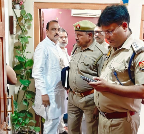 दिनदहाड़े बदमाशों ने सर्राफा व्यापारी के घर से चाकू की नोक पर लूटे जेबरात