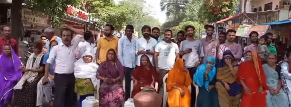 राजगढ़ः पानी के लिए सड़क पर उतरे लोग,मटके फोड़कर किया चक्काजाम